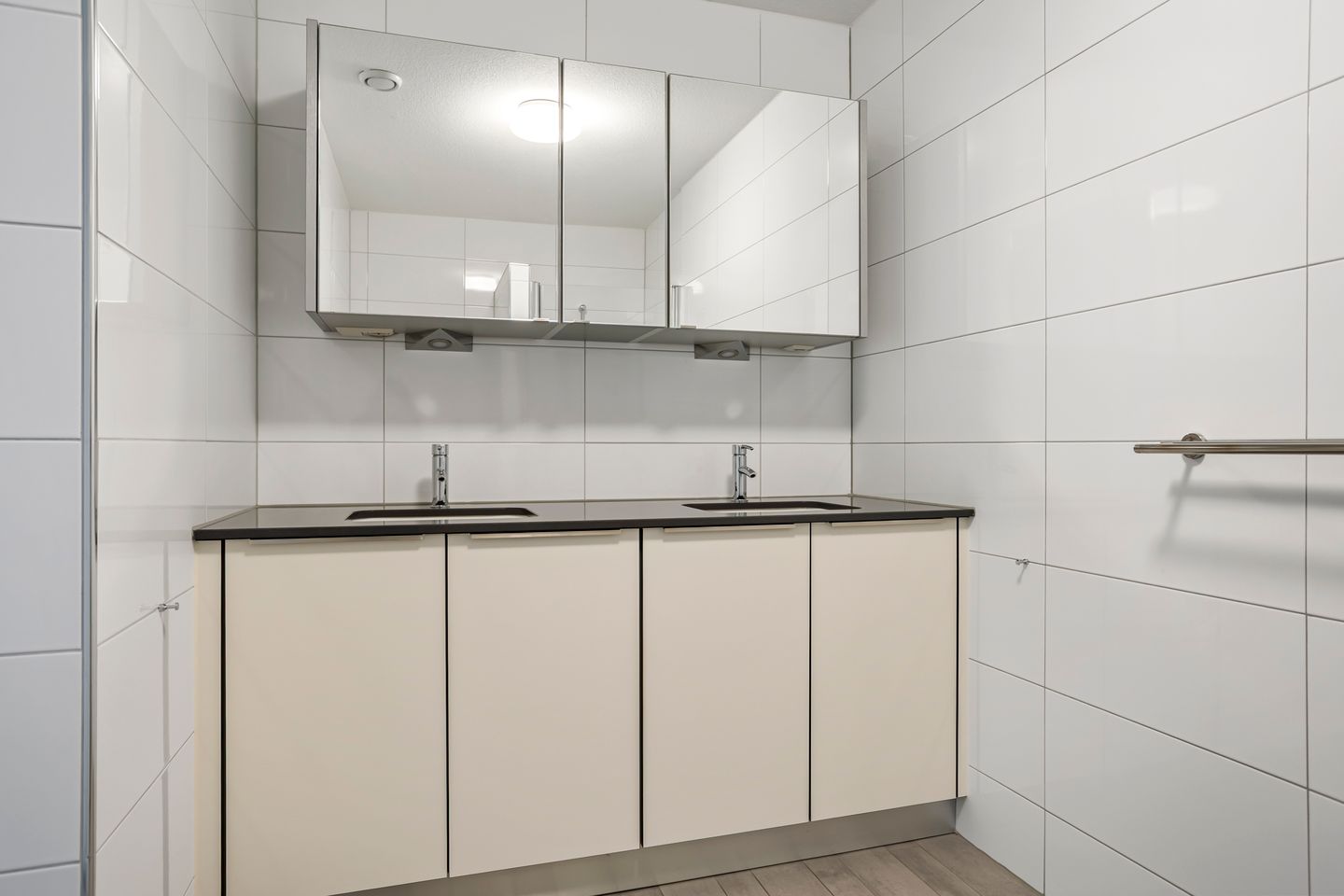 Spacious 4-room apartment with panoramic water views — 44