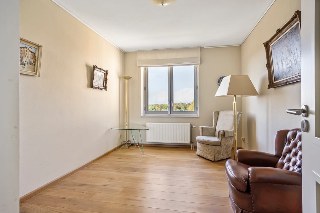 Spacious 4-room apartment with panoramic water views — 38