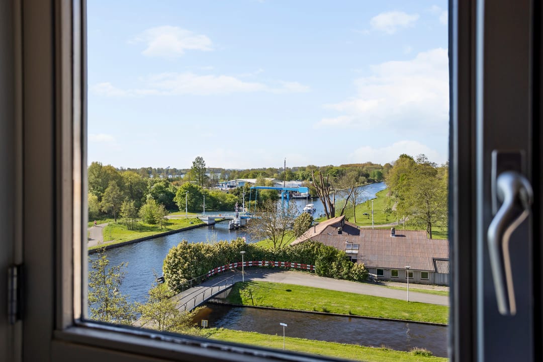 Spacious 4-room apartment with panoramic water views — 37