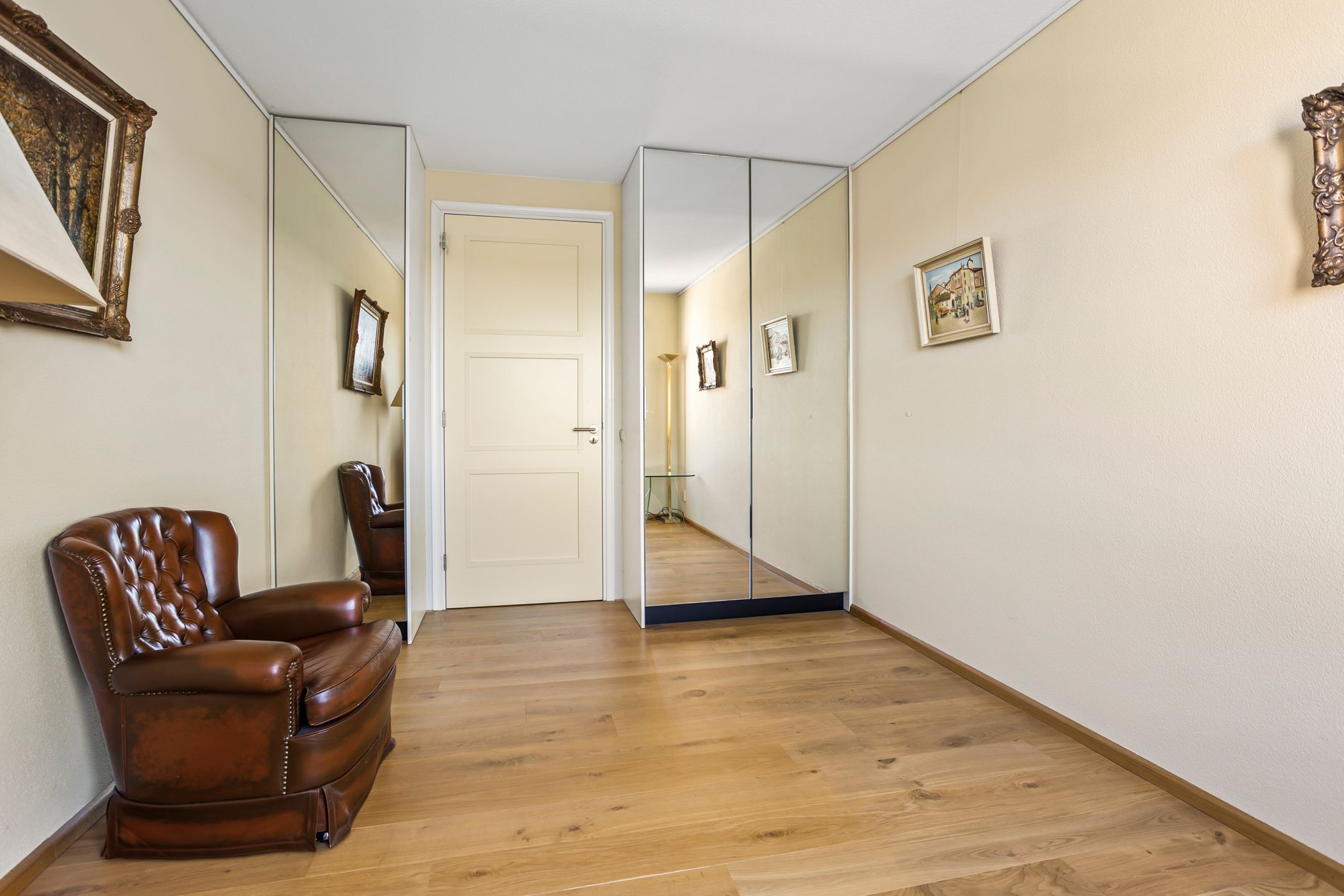 Spacious 4-room apartment with panoramic water views — 39