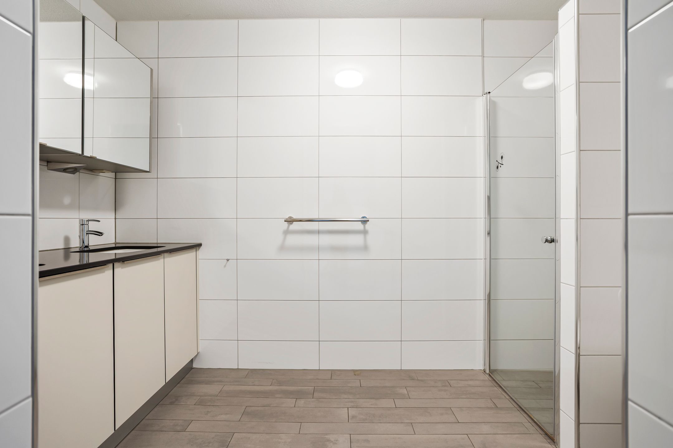 Spacious 4-room apartment with panoramic water views — 42
