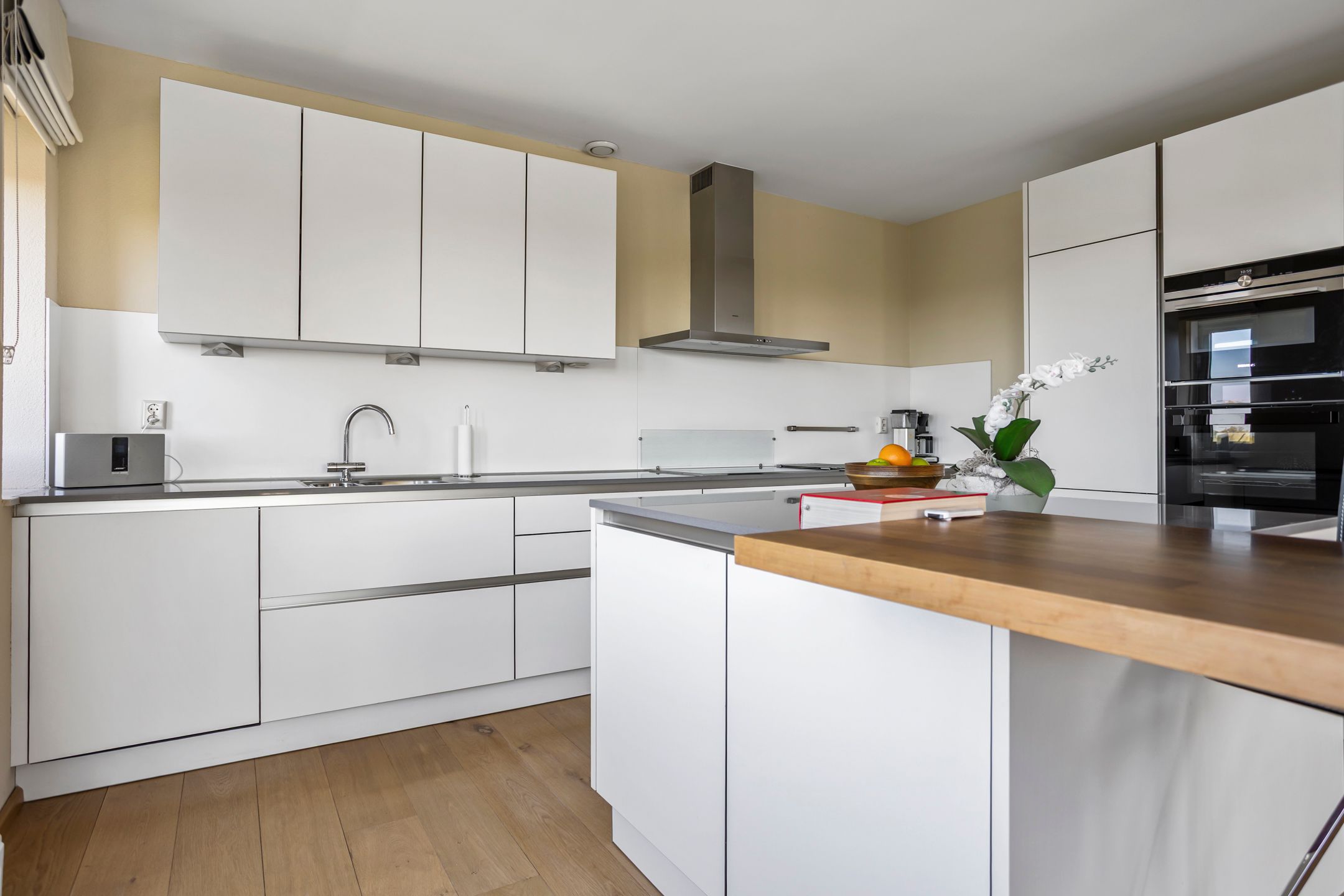 Spacious 4-room apartment with panoramic water views — 24