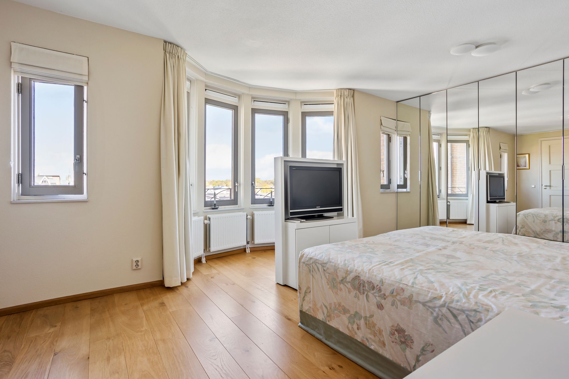 Spacious 4-room apartment with panoramic water views — 33