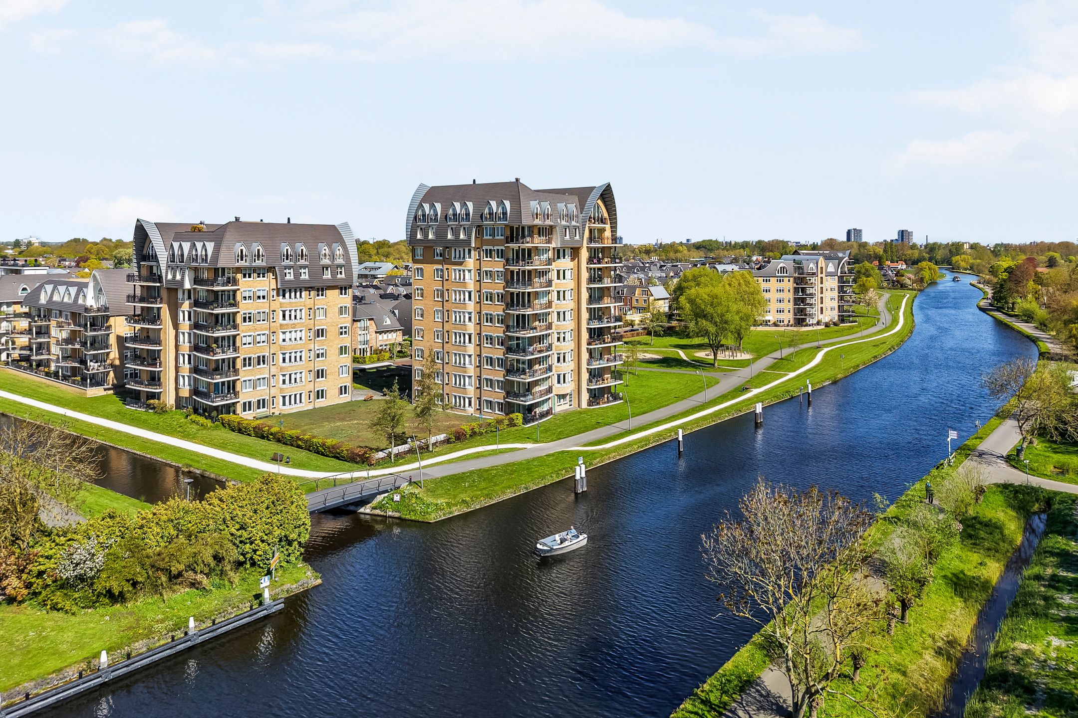 Spacious 4-room apartment with panoramic water views — 54