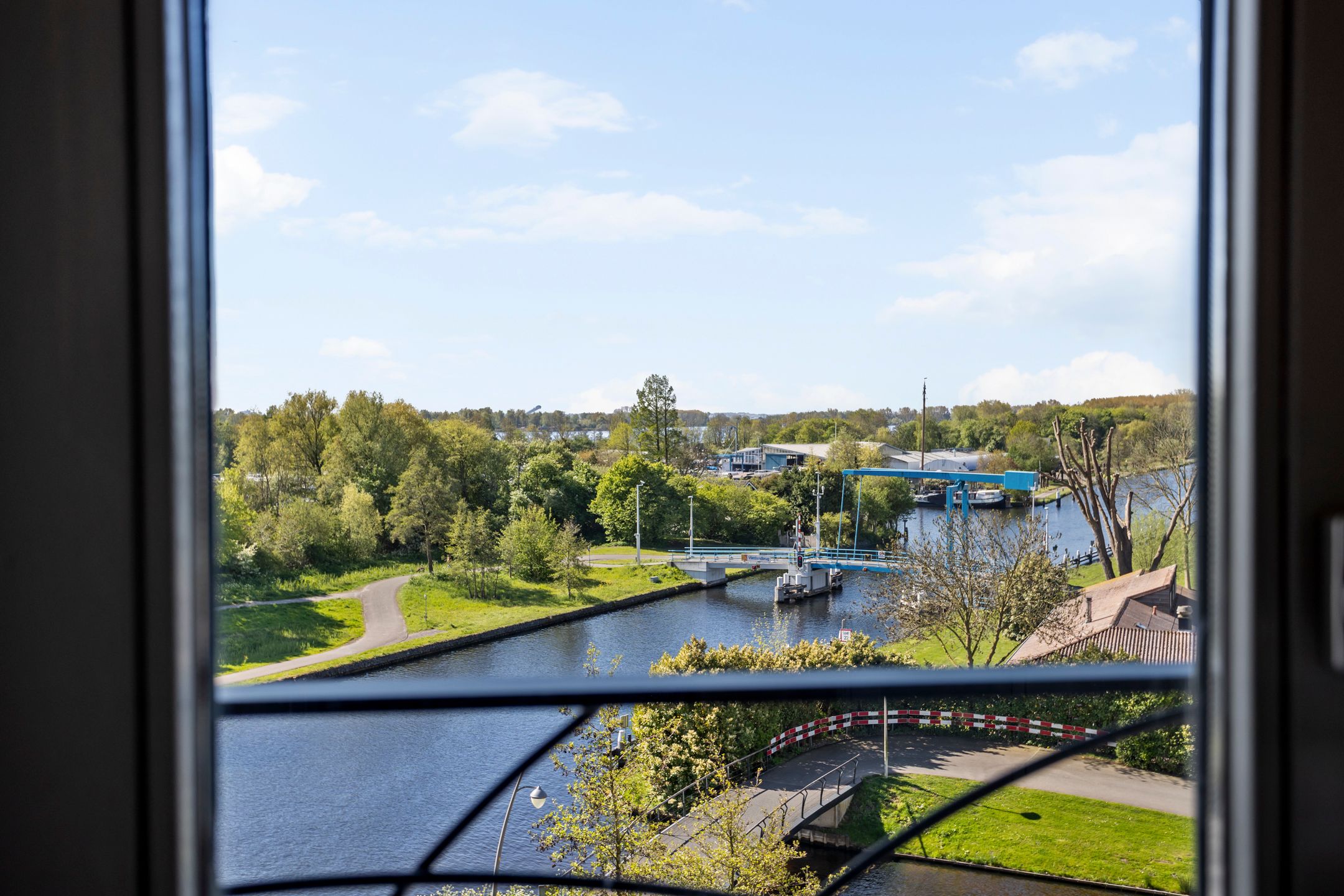 Spacious 4-room apartment with panoramic water views — 30