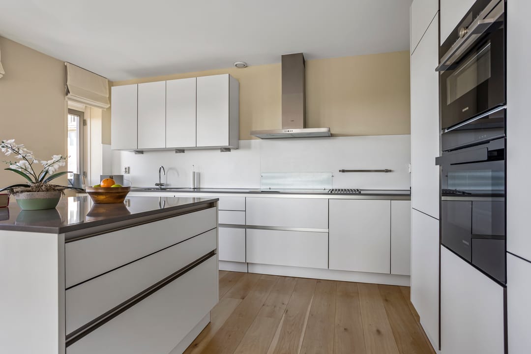 Spacious 4-room apartment with panoramic water views — 28