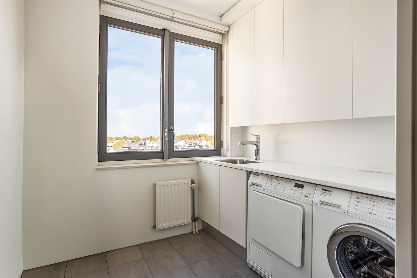 Spacious 4-room apartment with panoramic water views — 40