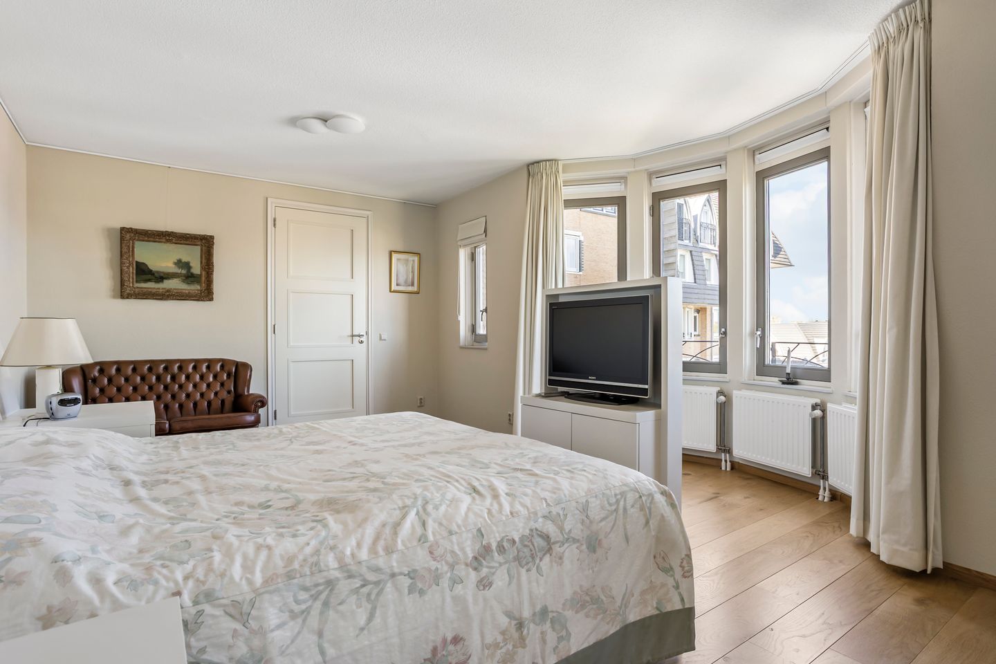 Spacious 4-room apartment with panoramic water views — 34