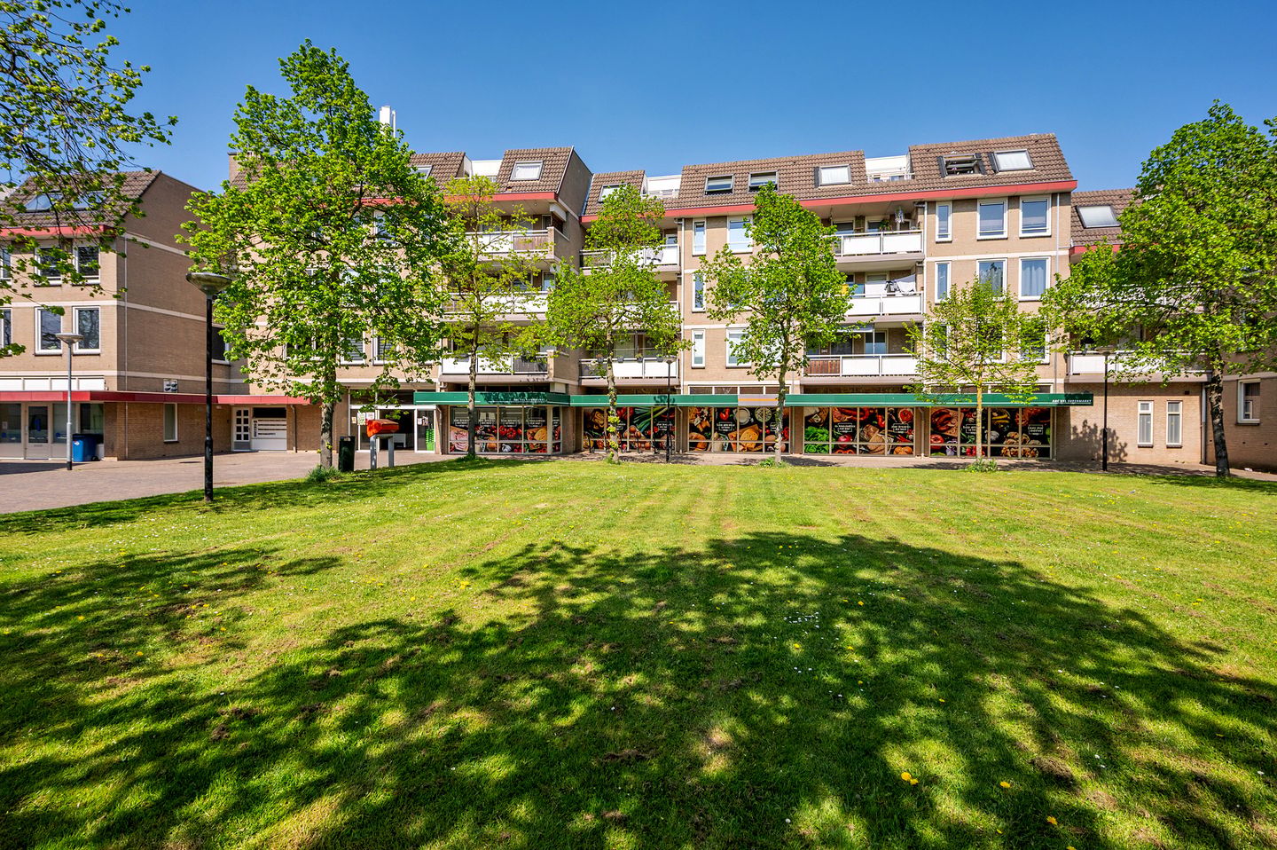 Light apartment with south-facing balcony and green views — 19