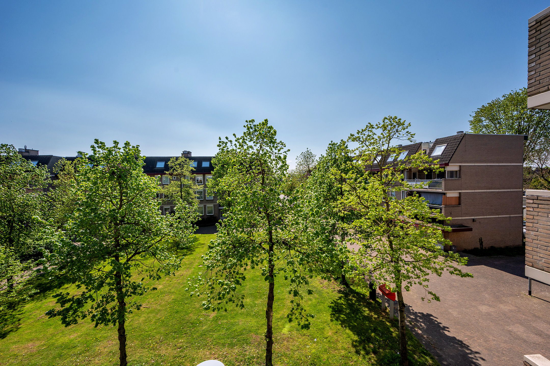 Light apartment with south-facing balcony and green views — 18