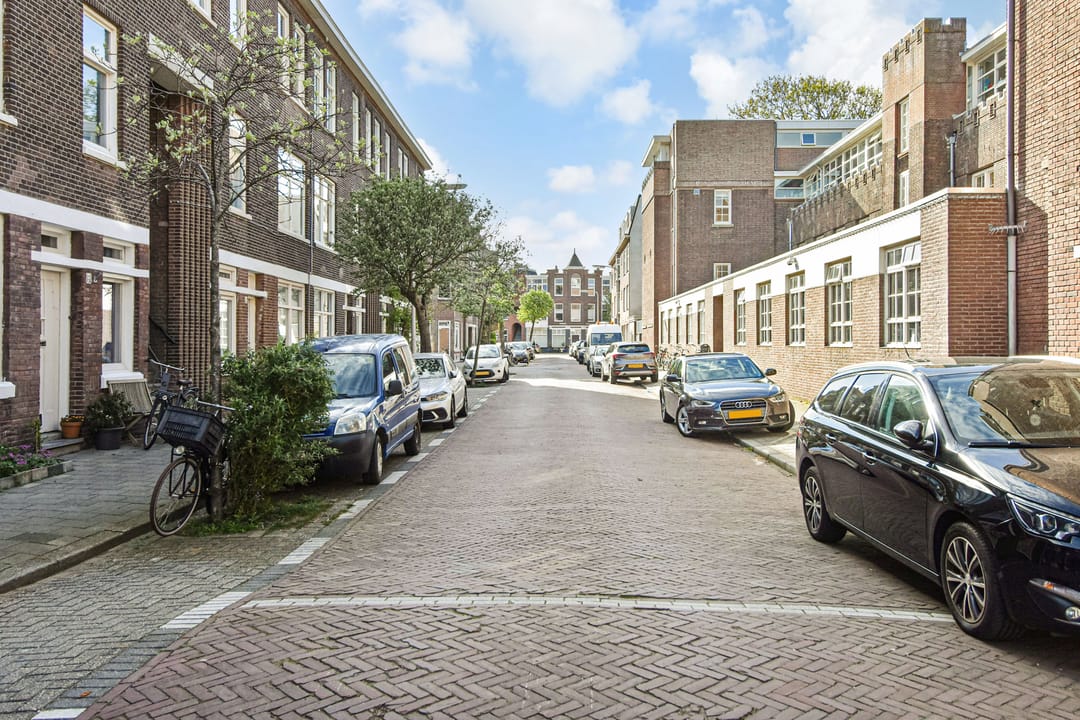 Spacious Top Floor Apartment in Quiet Bomenbuurt — 26