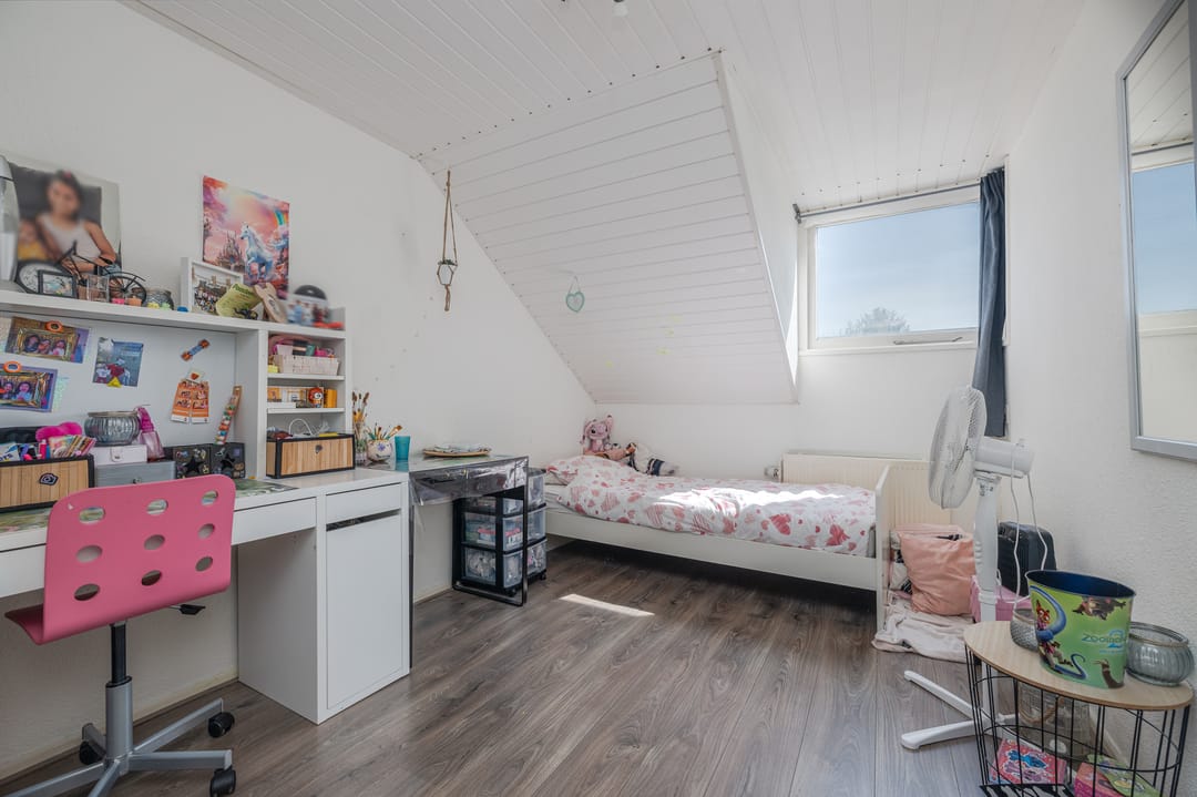 Spacious 4-Room Upper Floor Apartment in Bergschenhoek Centre — 13