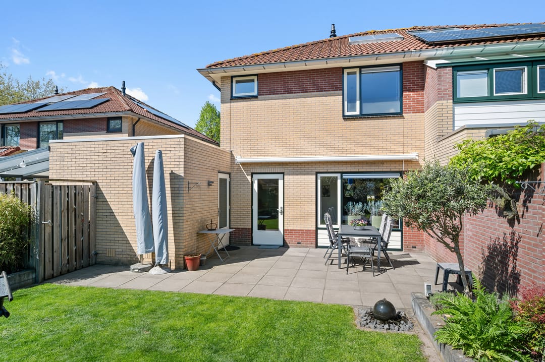 Spacious Semi-Detached Family Home with Sunny Southeast-Facing Garden — 23