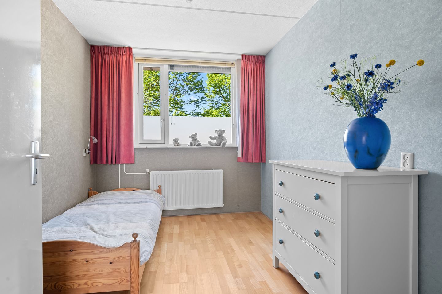 Spacious Semi-Detached Family Home with Sunny Southeast-Facing Garden — 14