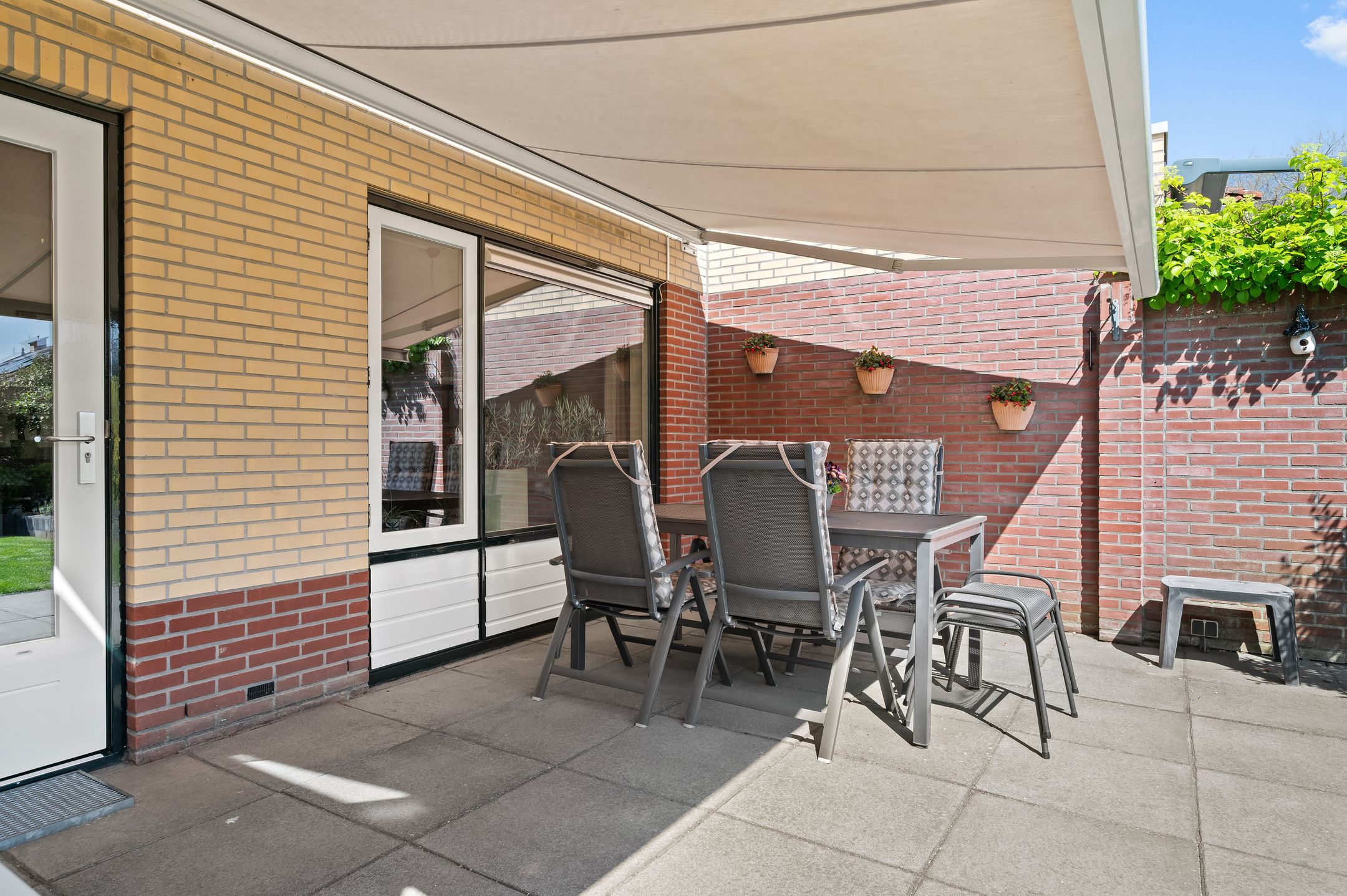 Spacious Semi-Detached Family Home with Sunny Southeast-Facing Garden — 24