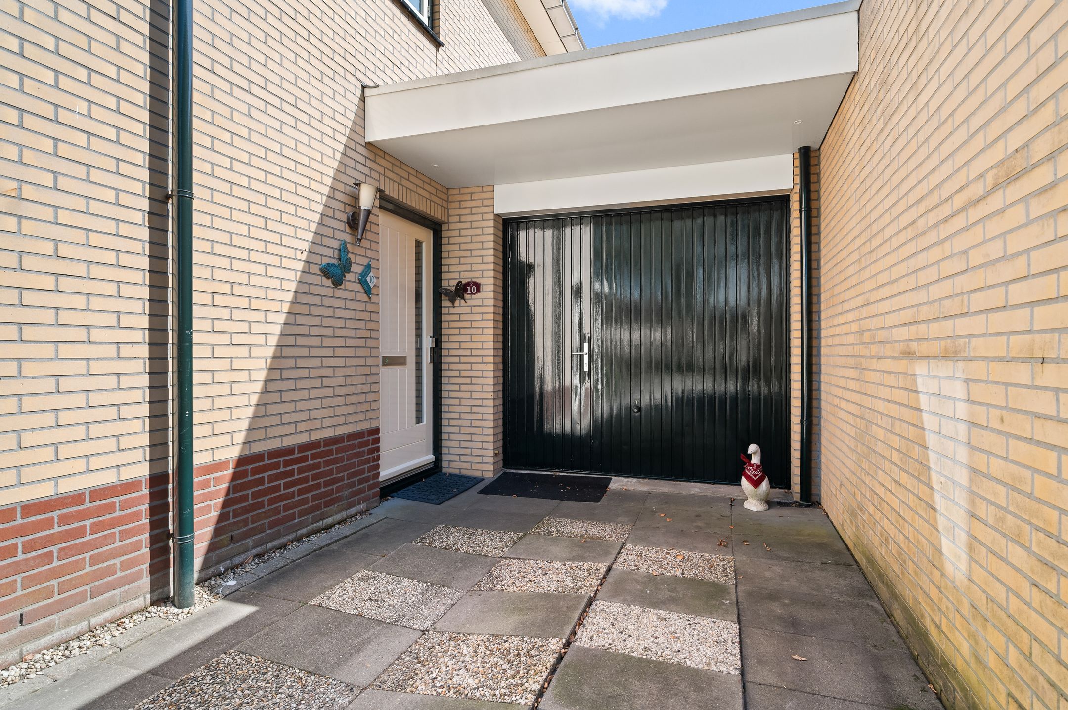 Spacious Semi-Detached Family Home with Sunny Southeast-Facing Garden — 27