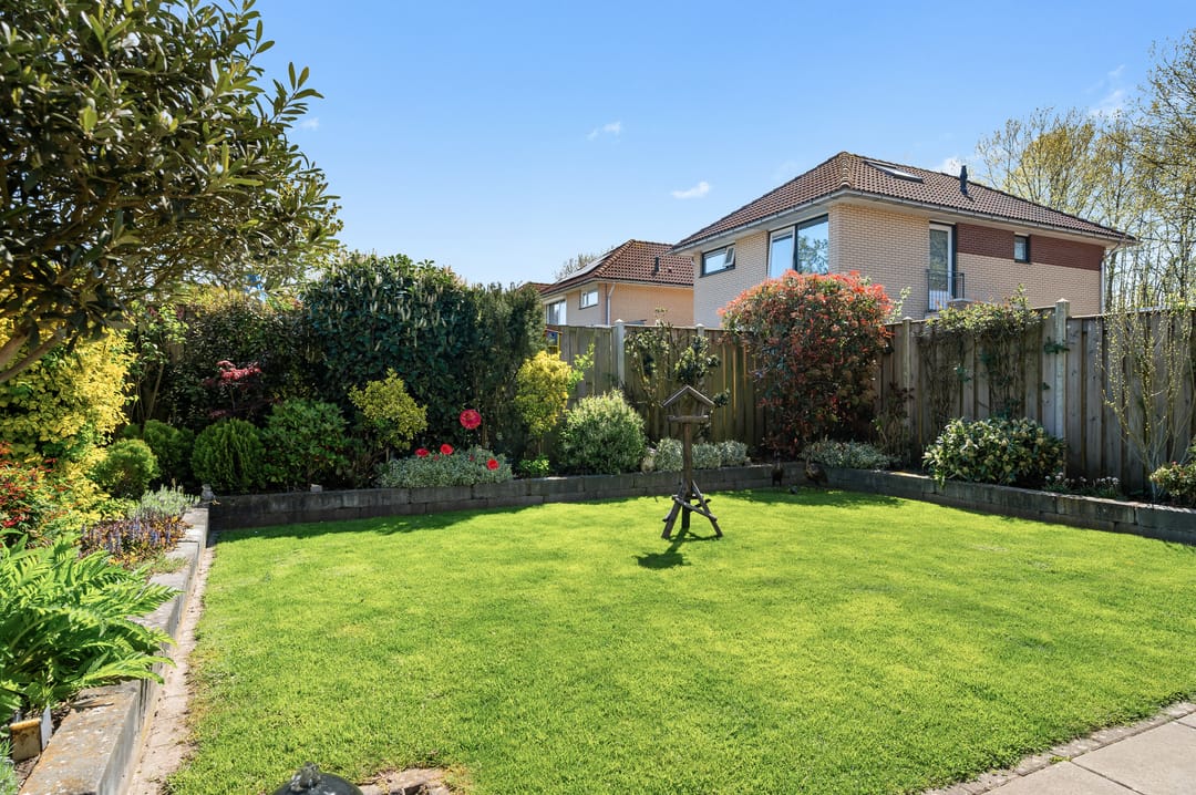 Spacious Semi-Detached Family Home with Sunny Southeast-Facing Garden — 26