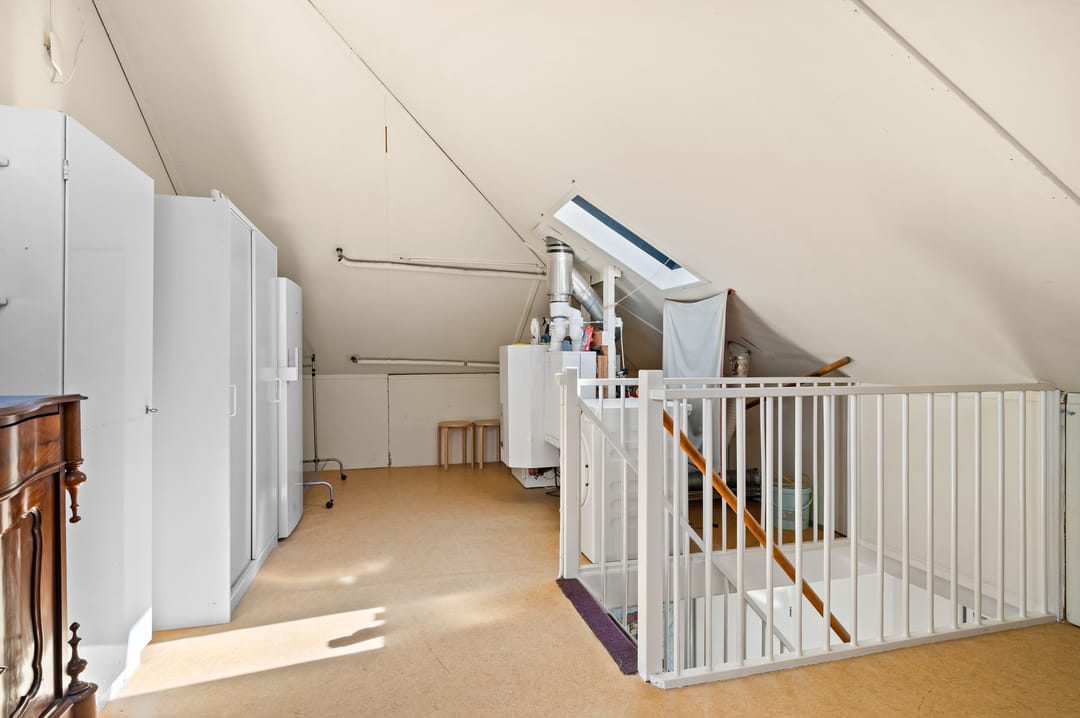 Spacious Semi-Detached Family Home with Sunny Southeast-Facing Garden — 22