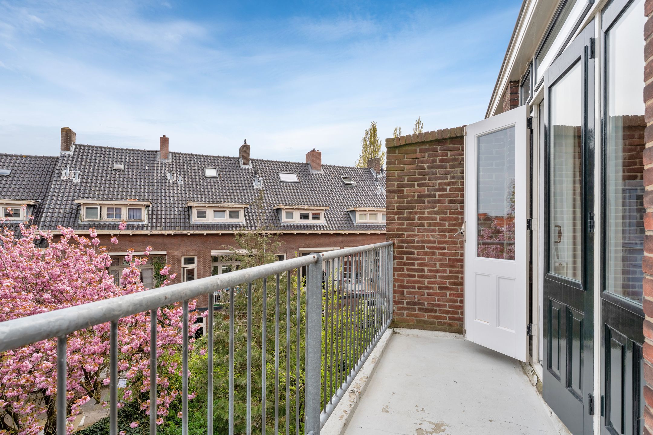 Light and Characterful Apartment with En Suite Doors and Two Balconies — 30