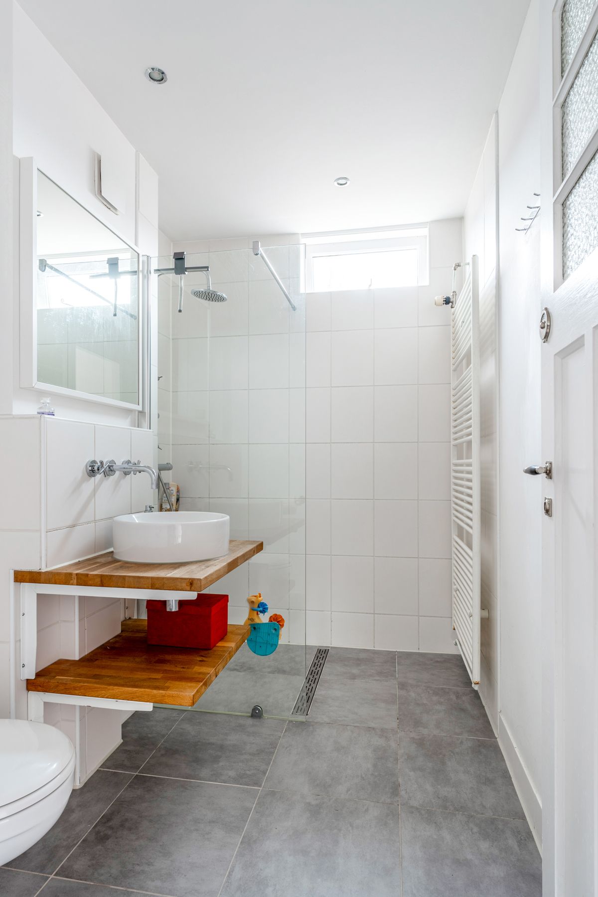 Light and Characterful Apartment with En Suite Doors and Two Balconies — 24