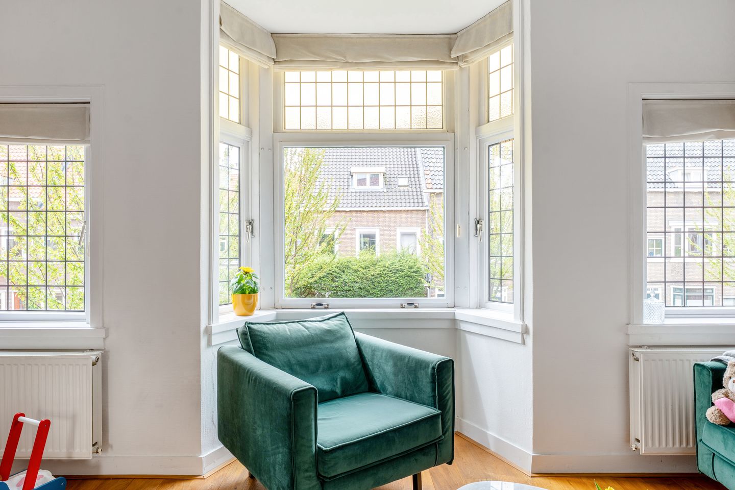 Light and Characterful Apartment with En Suite Doors and Two Balconies — 40