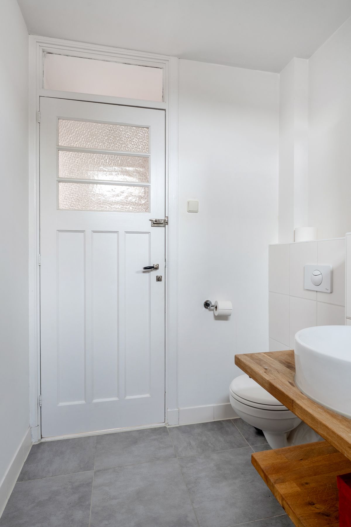 Light and Characterful Apartment with En Suite Doors and Two Balconies — 25