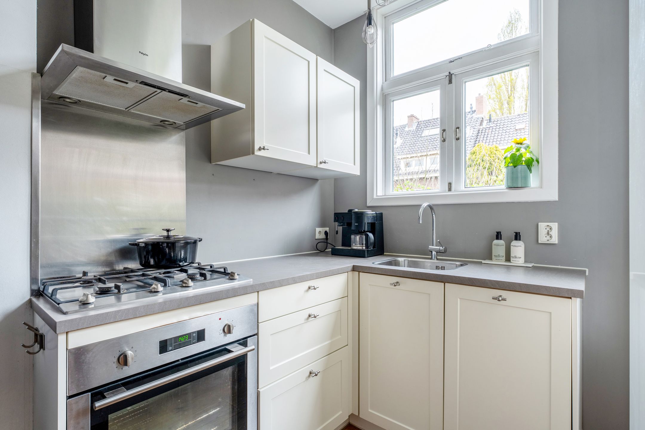 Light and Characterful Apartment with En Suite Doors and Two Balconies — 15