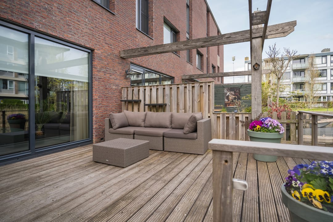 Modern terraced home with private dock on open waterway — 37
