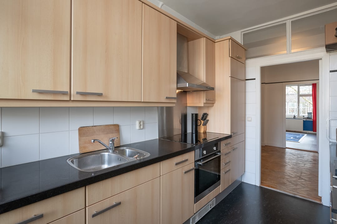 Spacious 1930s Upper Apartment with Large Sunny Terrace in Rotterdam Centre-West — 16
