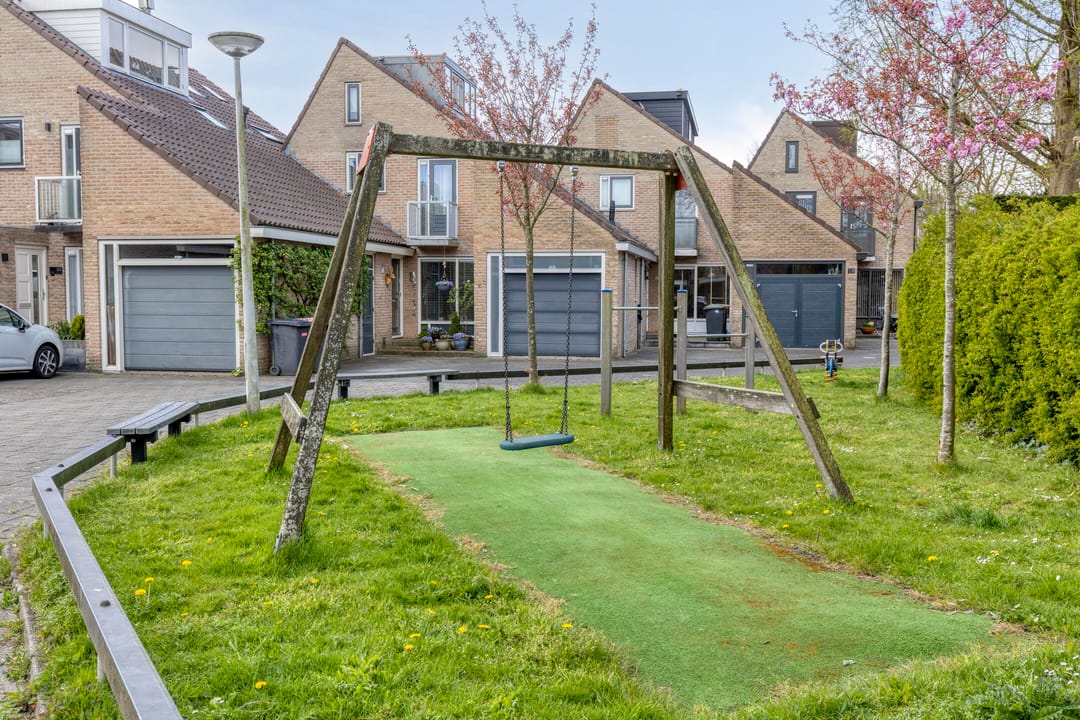 Spacious Split-Level Family Home with Garage in Castricum — 31