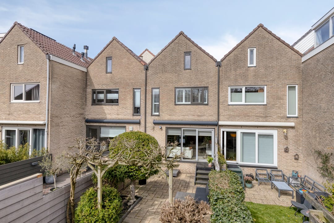 Spacious Split-Level Family Home with Garage in Castricum — 28