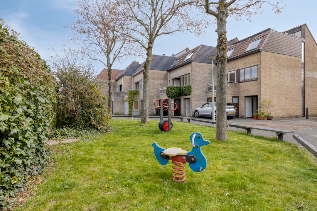 Spacious Split-Level Family Home with Garage in Castricum — 32
