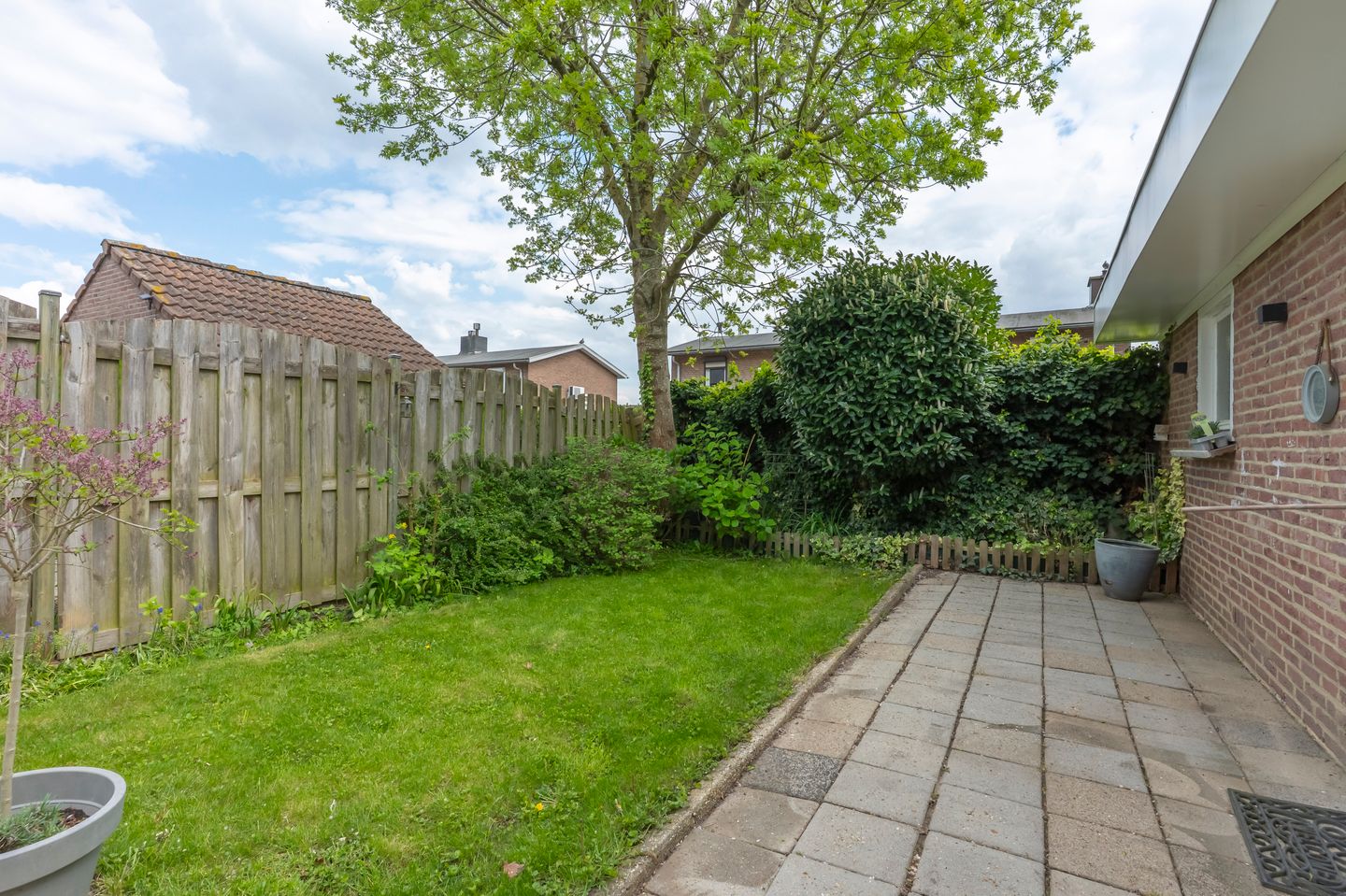 Spacious Corner Home with Garden and Large Garage in Quiet Hoensbroek Street — 19