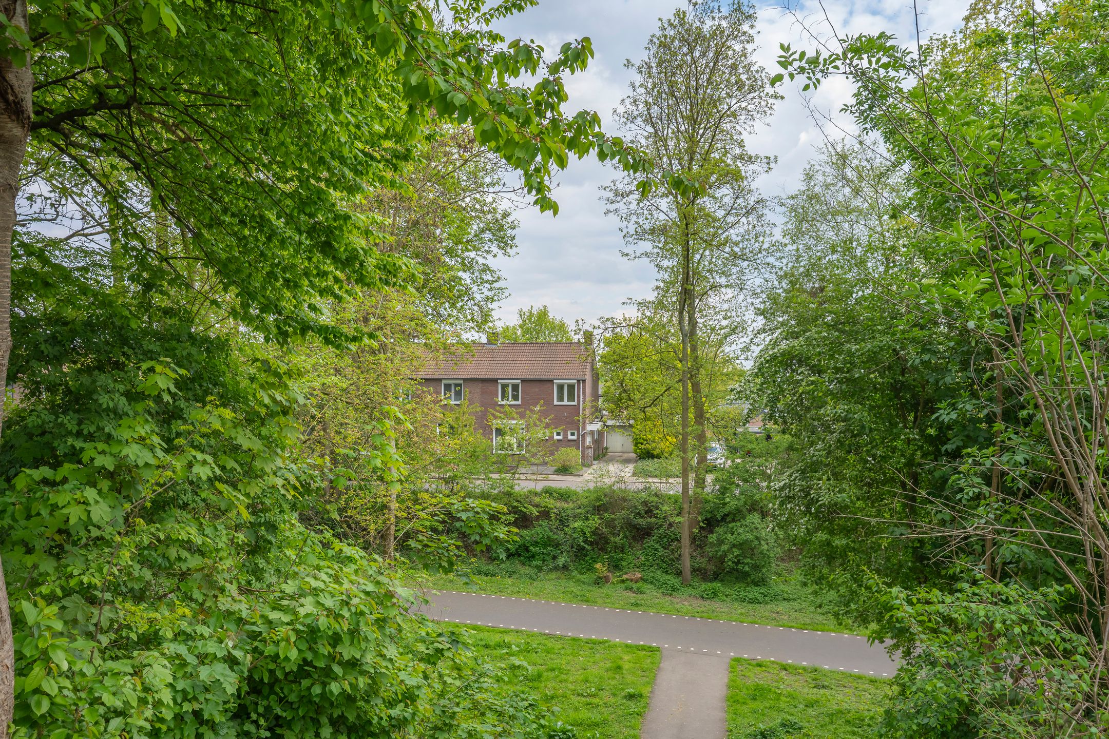 Spacious Corner Home with Garden and Large Garage in Quiet Hoensbroek Street — 27