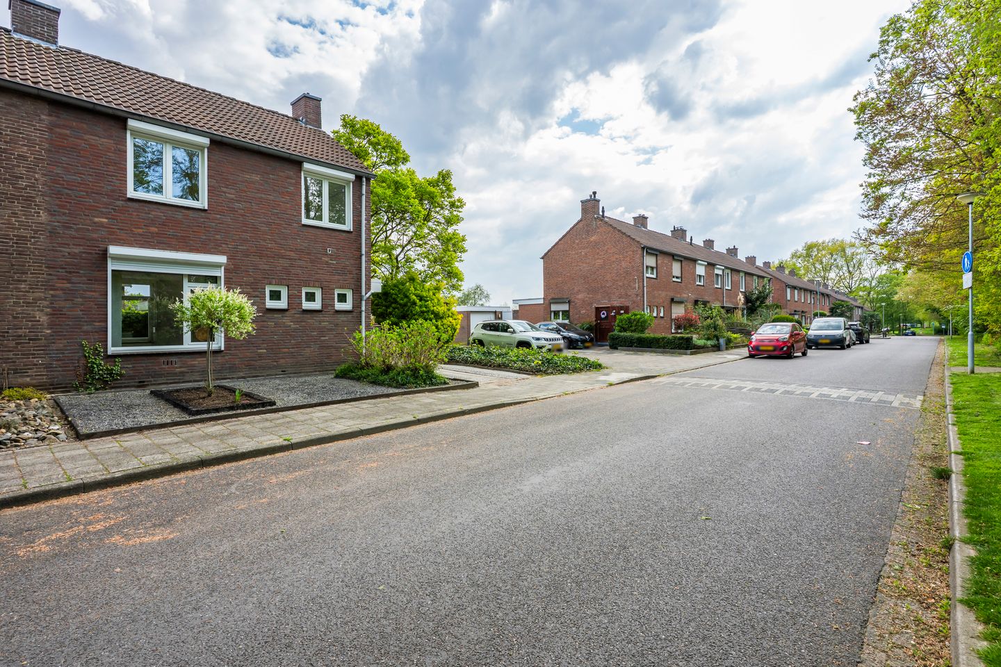 Spacious Corner Home with Garden and Large Garage in Quiet Hoensbroek Street — 25
