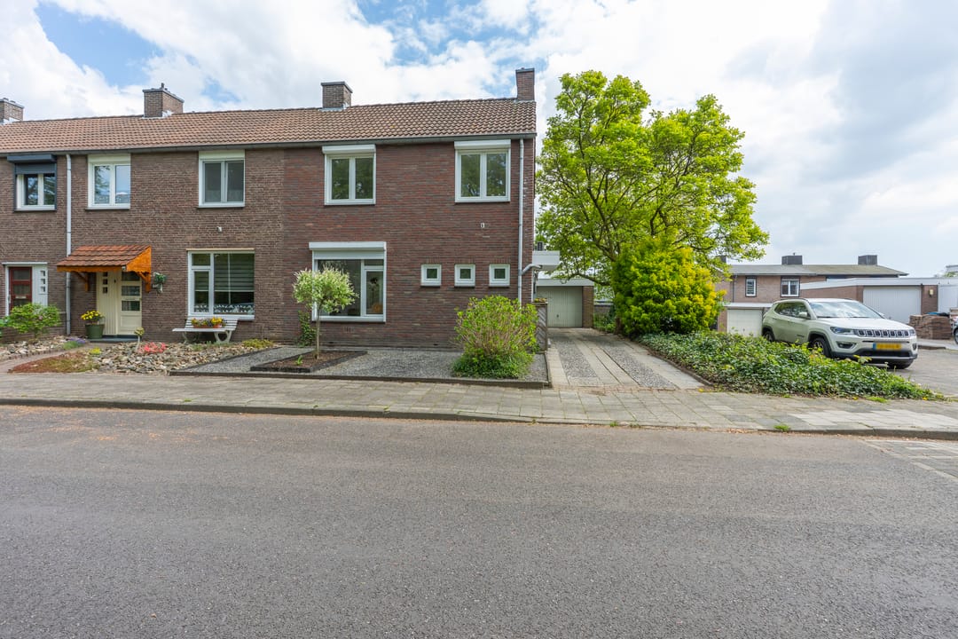Spacious Corner Home with Garden and Large Garage in Quiet Hoensbroek Street — 26