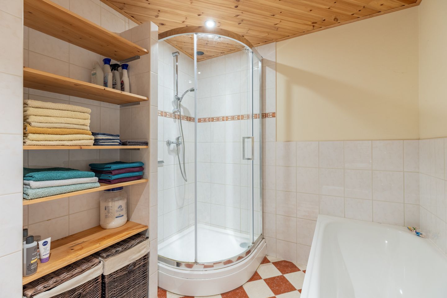 Spacious Family Home with Great Potential in Quiet Alkmaar Location — 19