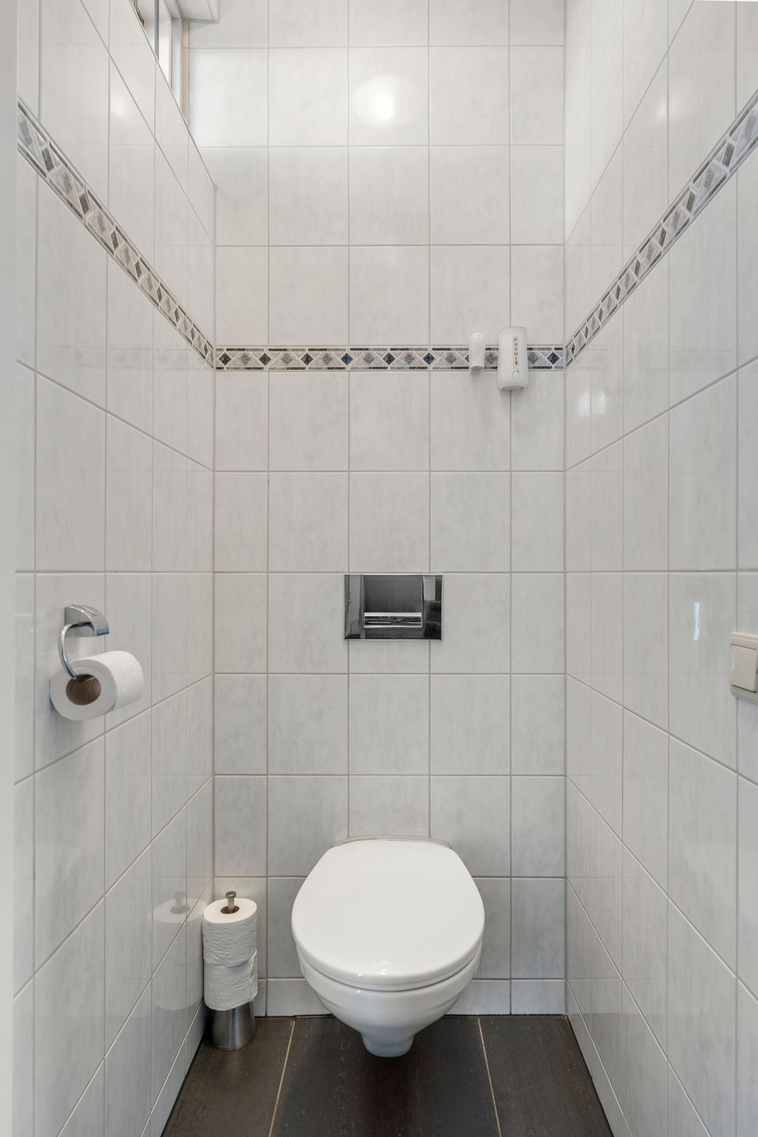 Well-maintained move-in ready detached home with large garage and sauna — 23