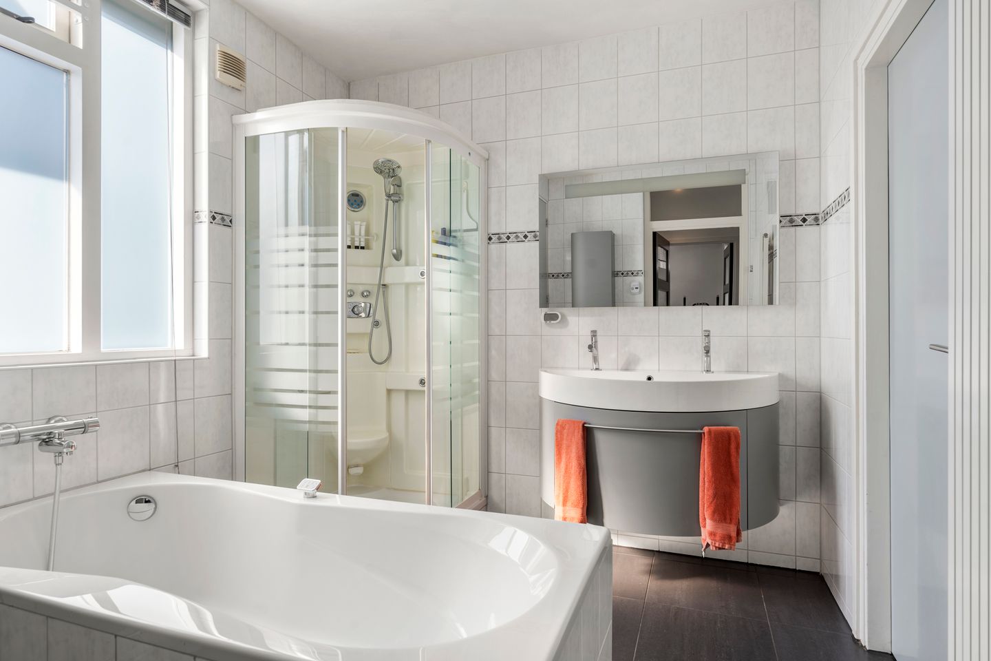 Well-maintained move-in ready detached home with large garage and sauna — 34