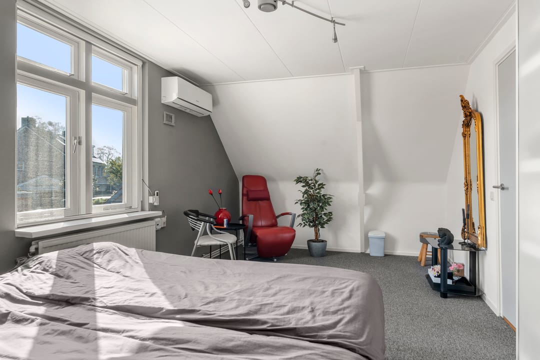 Well-maintained move-in ready detached home with large garage and sauna — 41