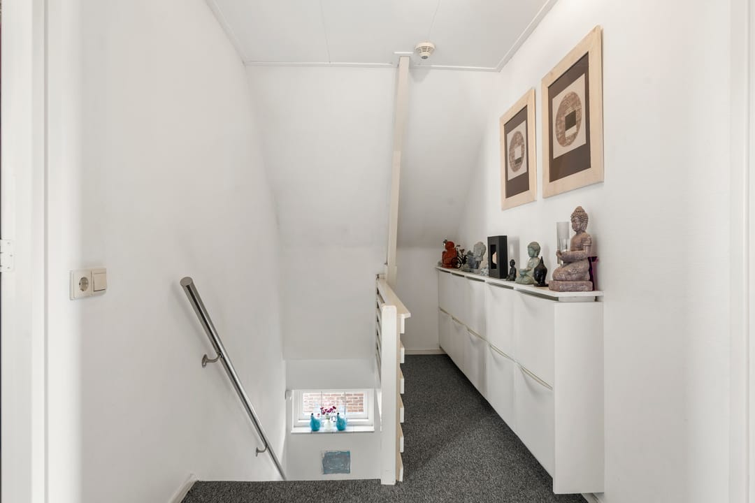 Well-maintained move-in ready detached home with large garage and sauna — 38