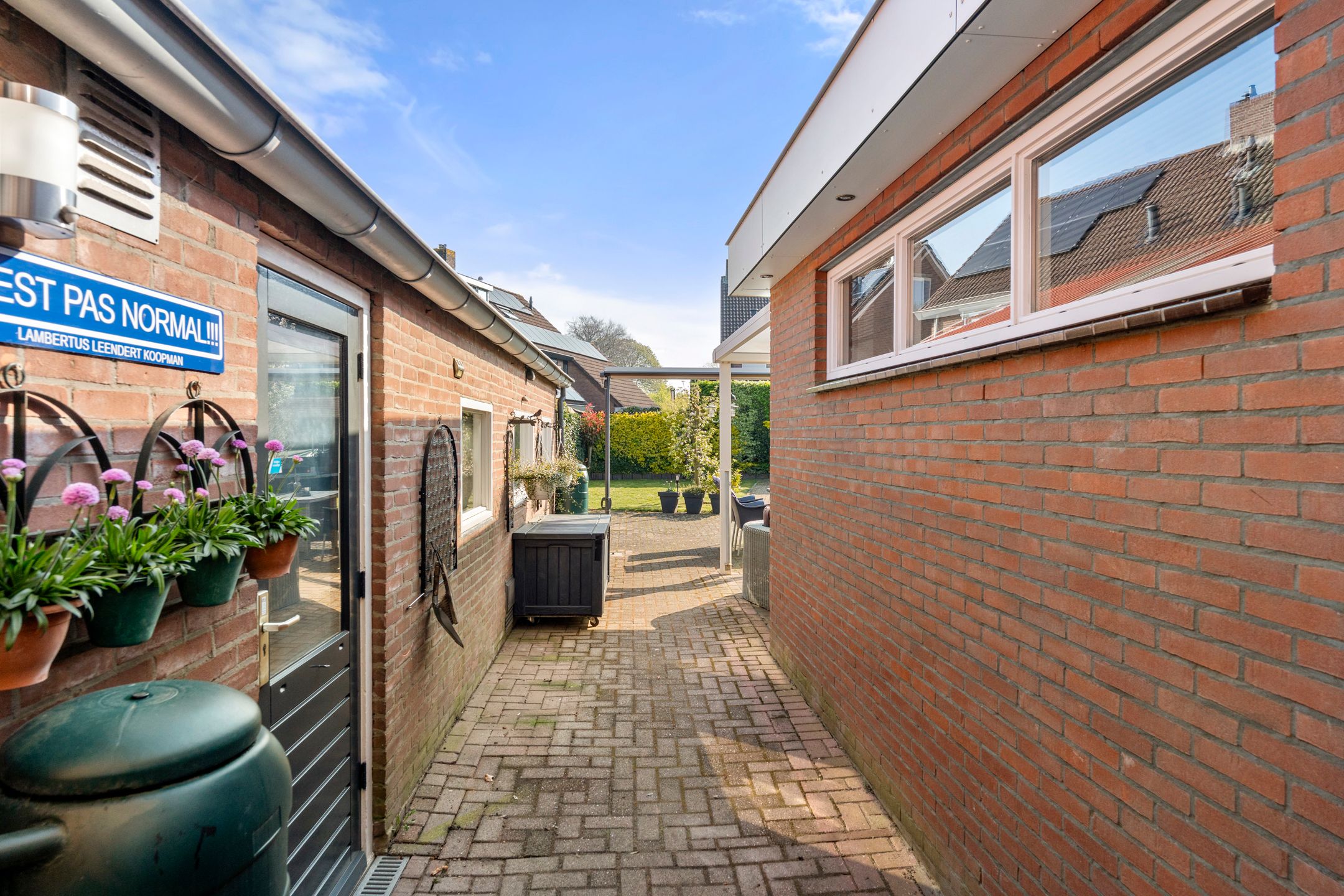 Well-maintained move-in ready detached home with large garage and sauna — 12