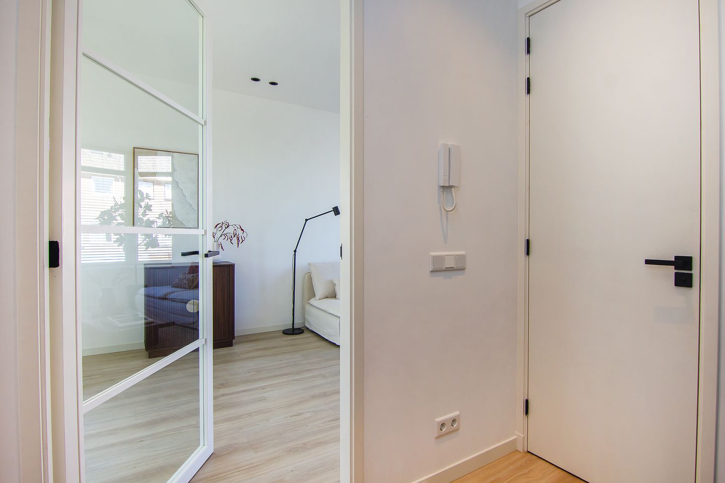 Photo 4 of Floresstraat 4-A