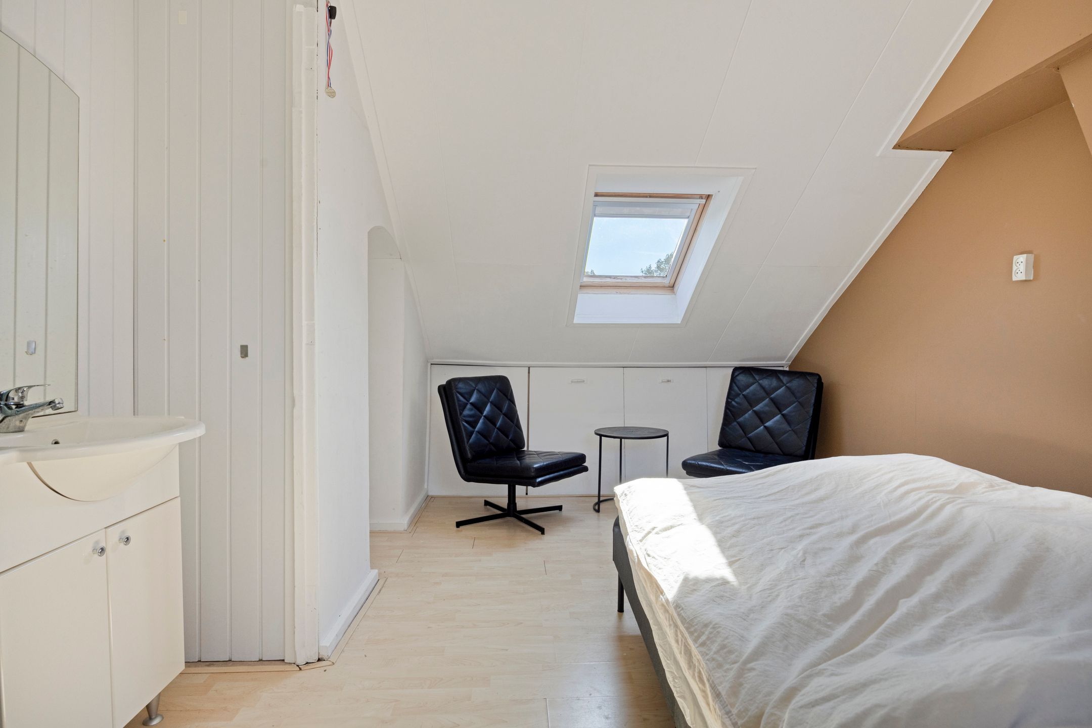 Spacious Corner Apartment with Four Bedrooms in Rotterdam Carnisse — 15