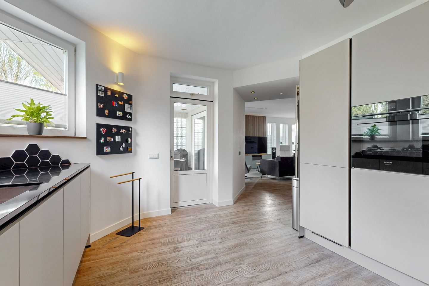 Modern Detached Home with Privacy and Garden — 14