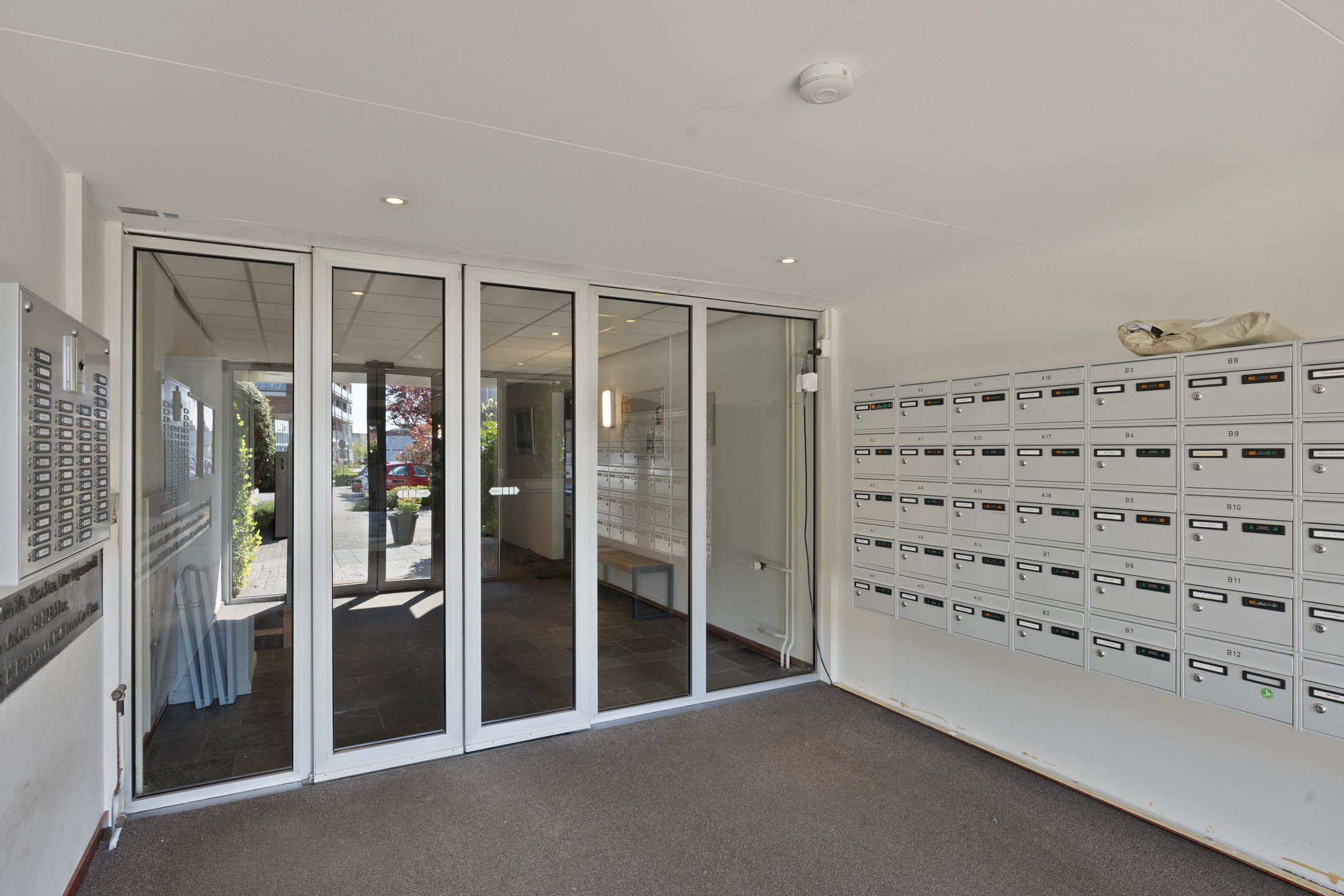 Starter Apartment with Sunny South-Facing Balcony in Center of Roelofarendsveen — 12