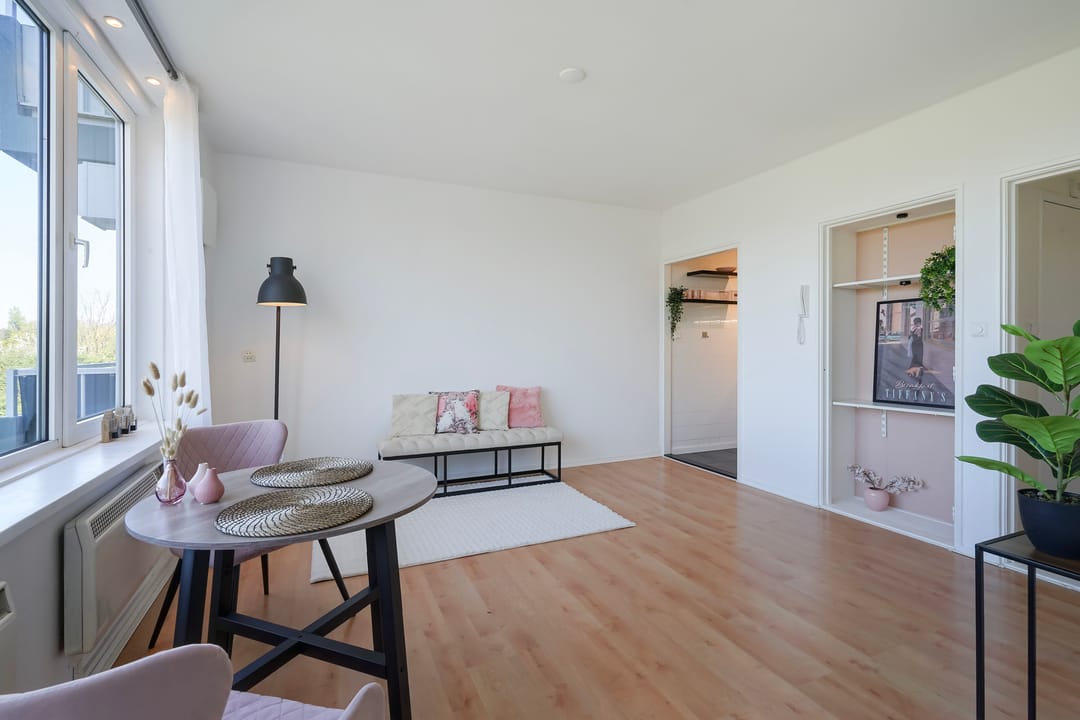 Well-Maintained 2-Room Apartment with Southwest Balcony in Green Bohemen Neighborhood — 13