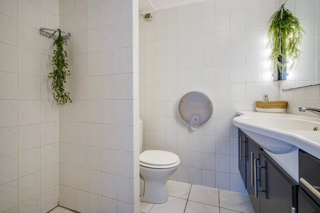 Well-Maintained 2-Room Apartment with Southwest Balcony in Green Bohemen Neighborhood — 23