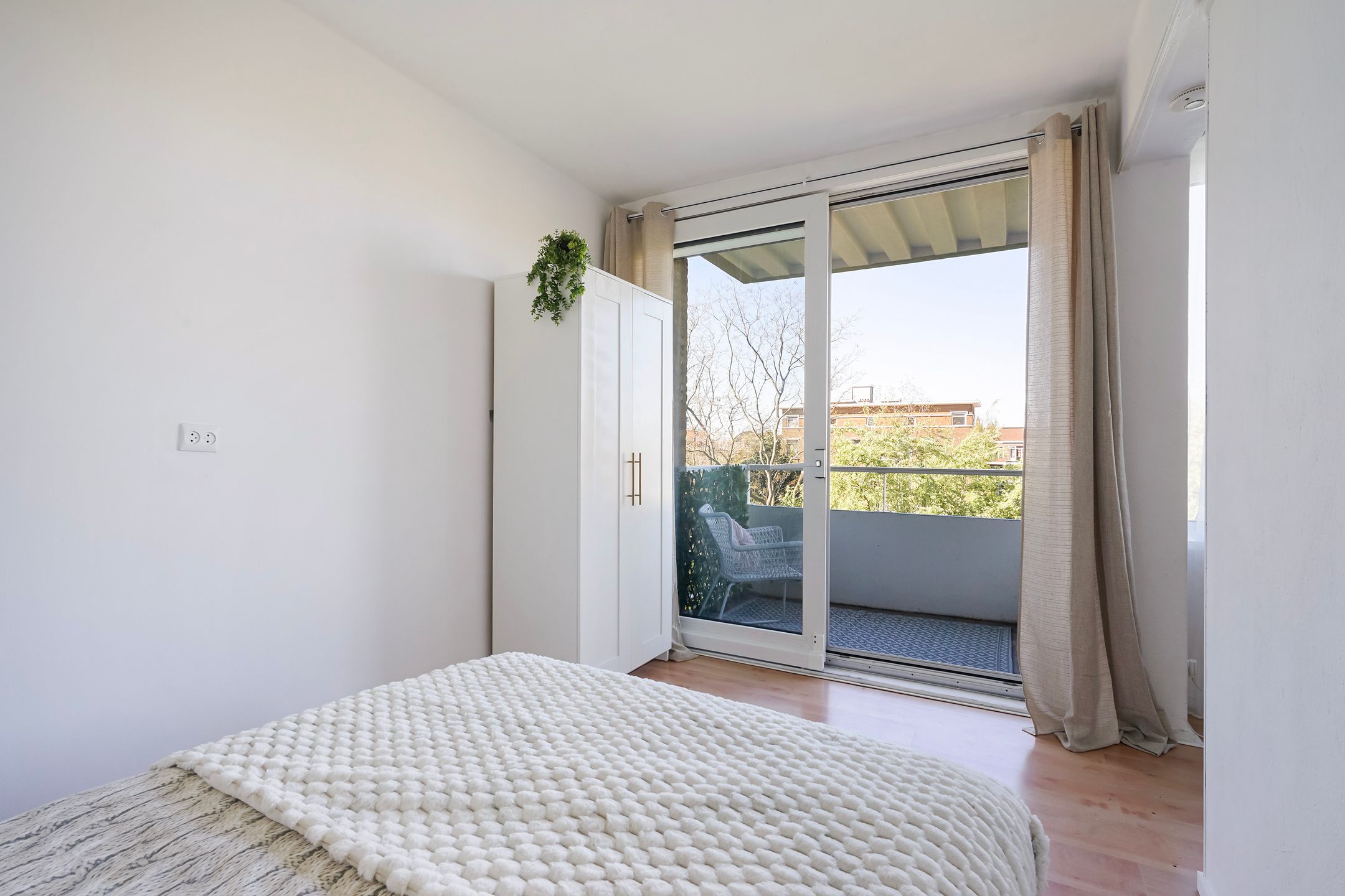 Well-Maintained 2-Room Apartment with Southwest Balcony in Green Bohemen Neighborhood — 18