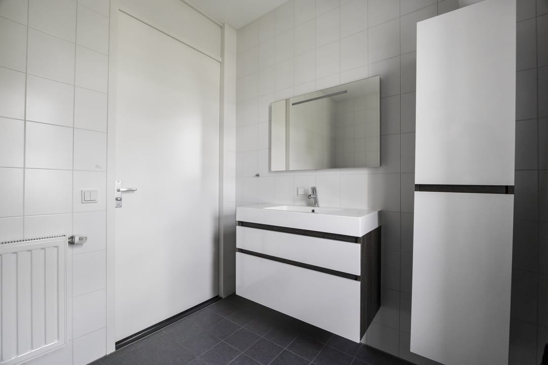 Light terraced house with sunny south-facing garden and five bedrooms in green Barneveld location — 28